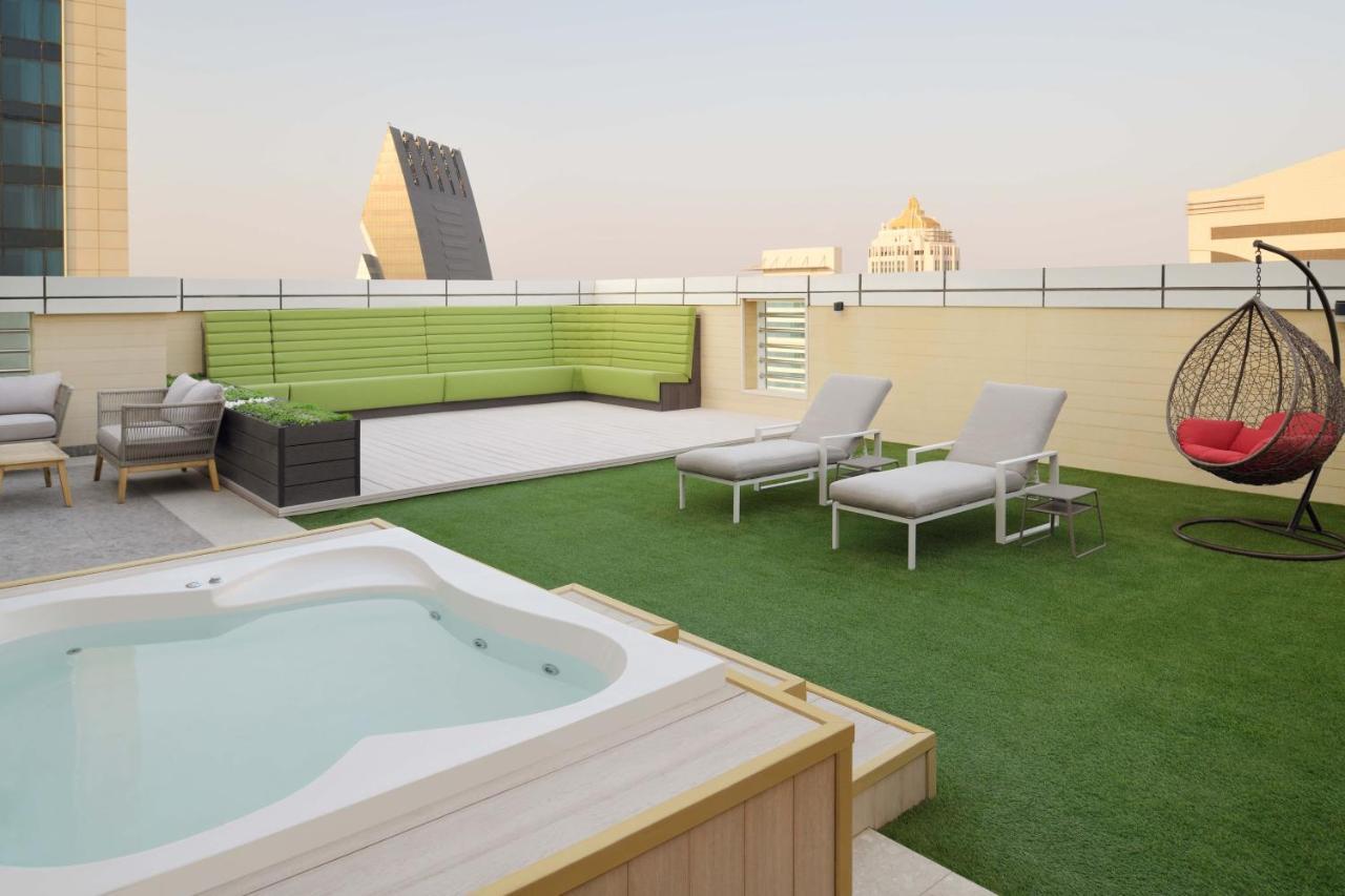 Element By Westin City Center Doha Buitenkant foto Rooftop pool at the hotel