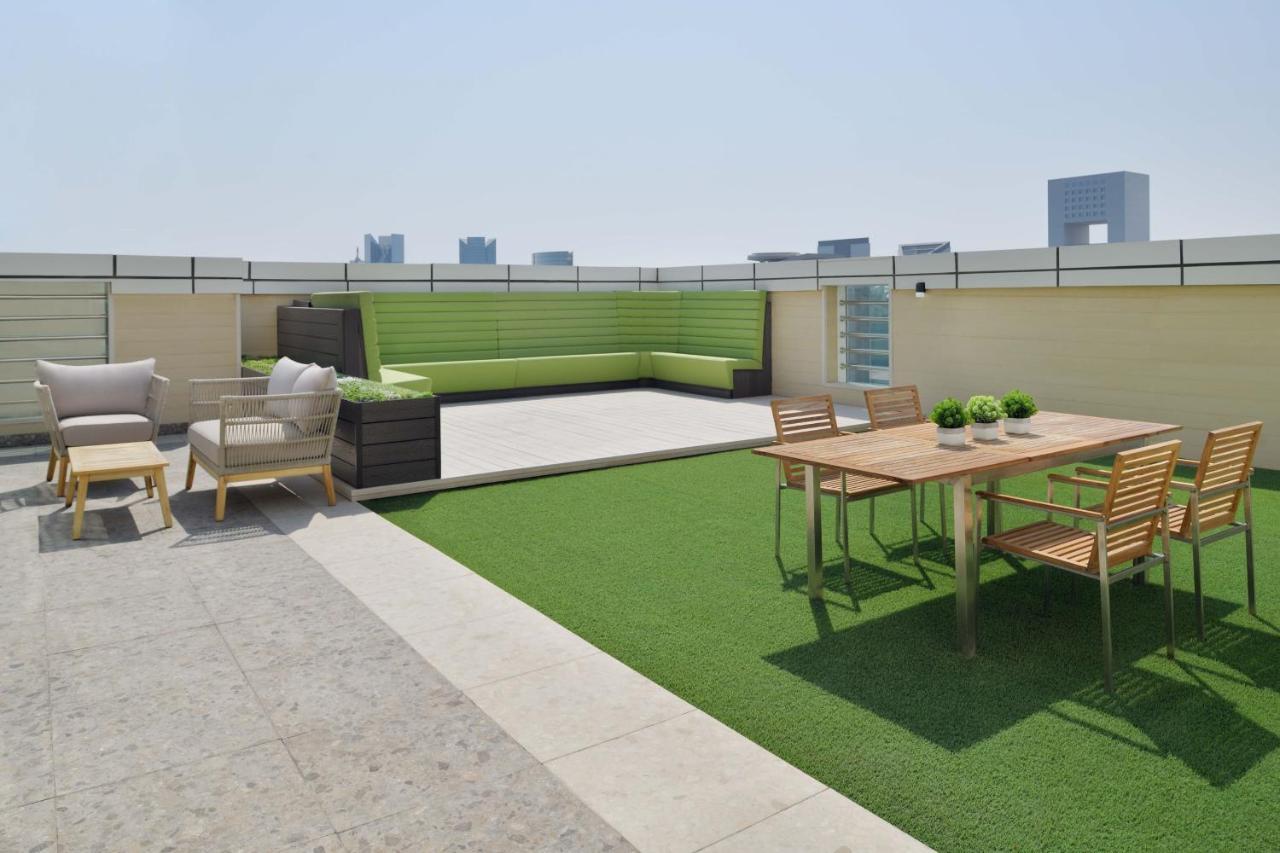 Element By Westin City Center Doha Buitenkant foto Artificial grass on a rooftop