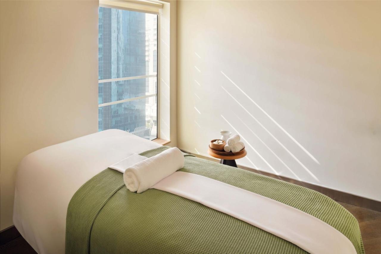 Element By Westin City Center Doha Buitenkant foto A massage bed