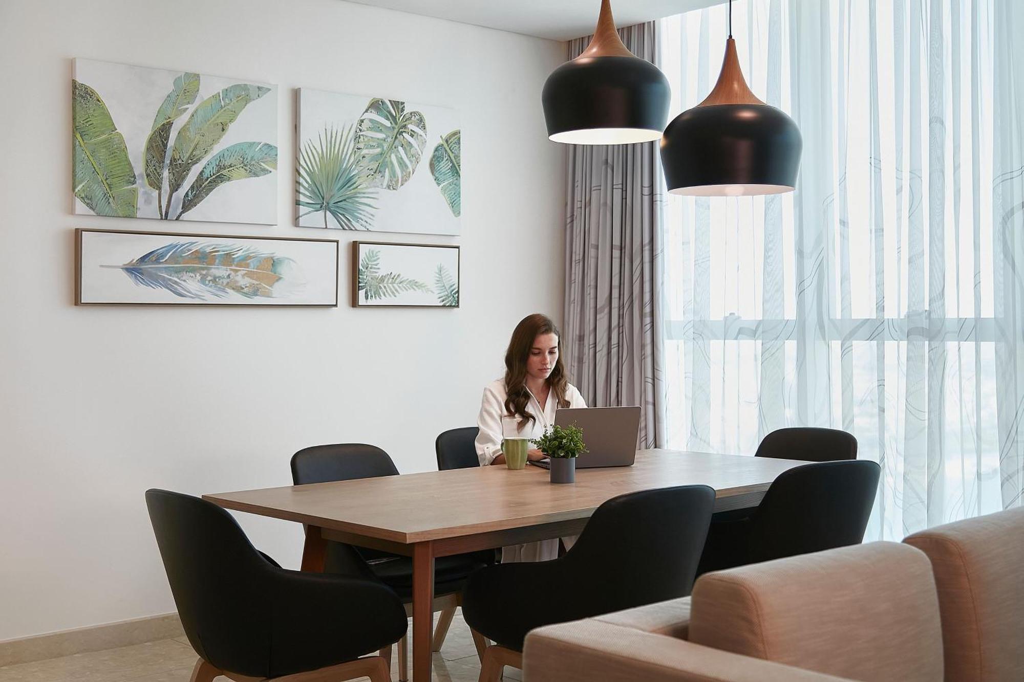 Element By Westin City Center Doha Buitenkant foto A woman working at home